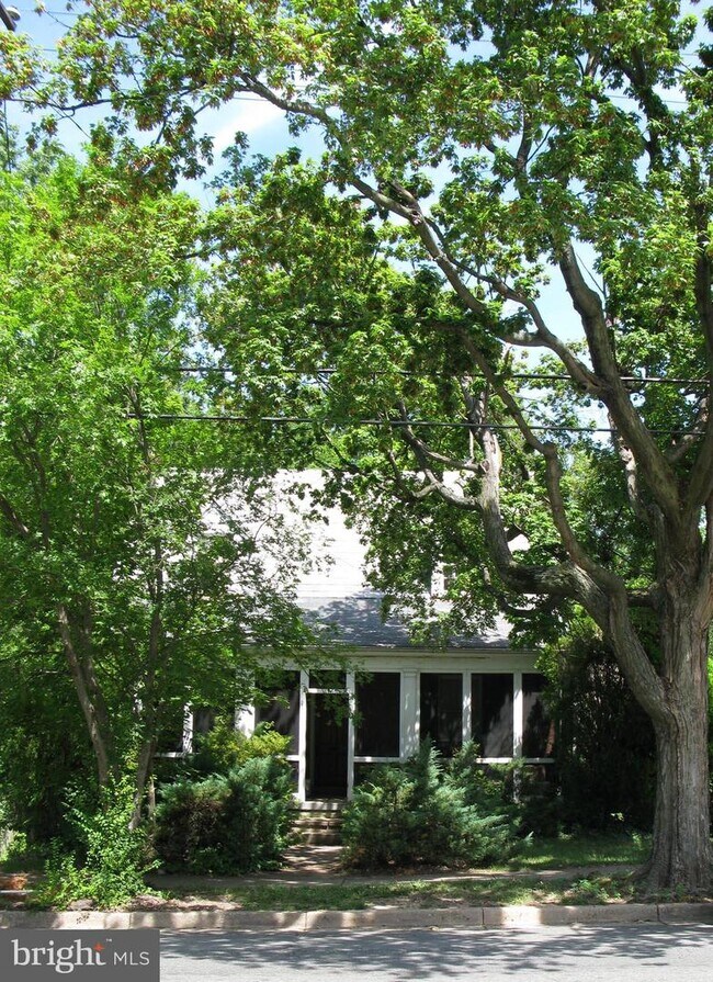 Building Photo - 1111 Russell Rd
