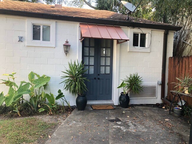 Private Cottage - 7727 Maple St