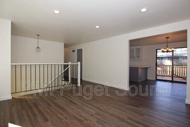 Building Photo - 4606 SE 4th Pl