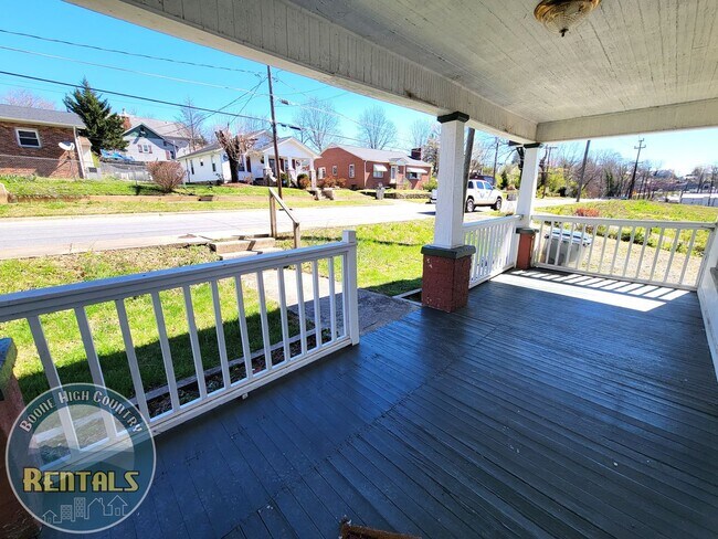 Building Photo - Beautiful 2bd/1ba Home In Downtown Lenoir