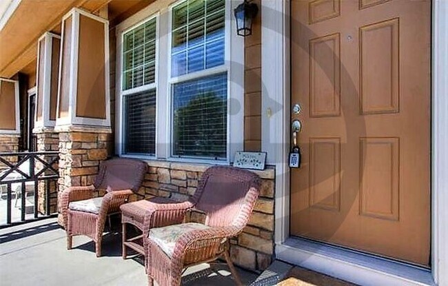 Building Photo - Gorgeous 3 Bed & 3.5 Bath Townhouse in Bro...