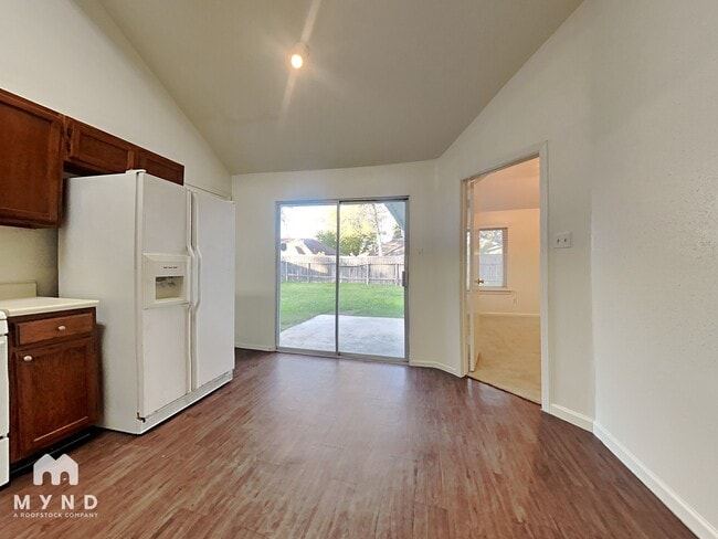 Building Photo - 10002 Green Valley Ln