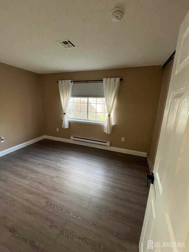 Building Photo - 572B Nutley Dr