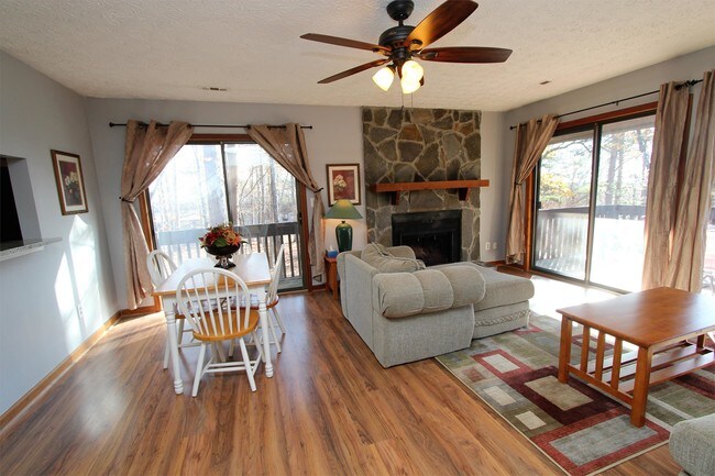 Building Photo - 1303 Fairway Oaks