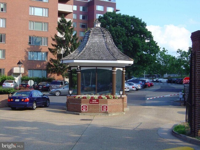Foto del edificio - 1021 Arlington Blvd