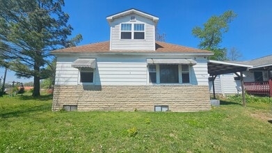 Building Photo - 102 E 4th St