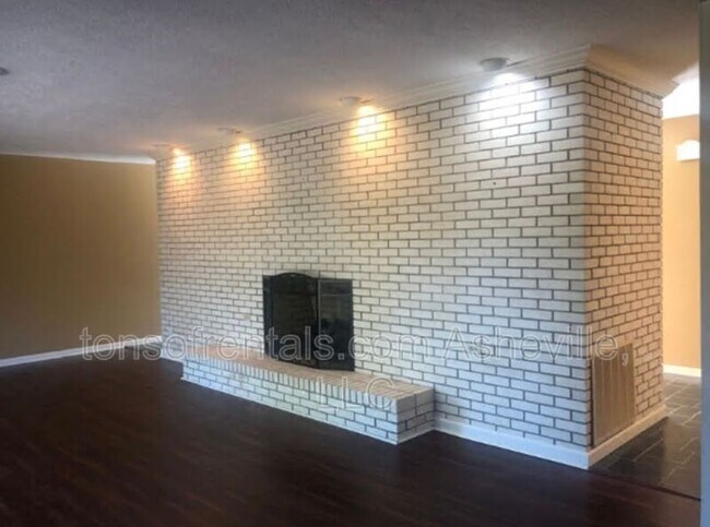 Foto del edificio - 135 Cold Springs Rd