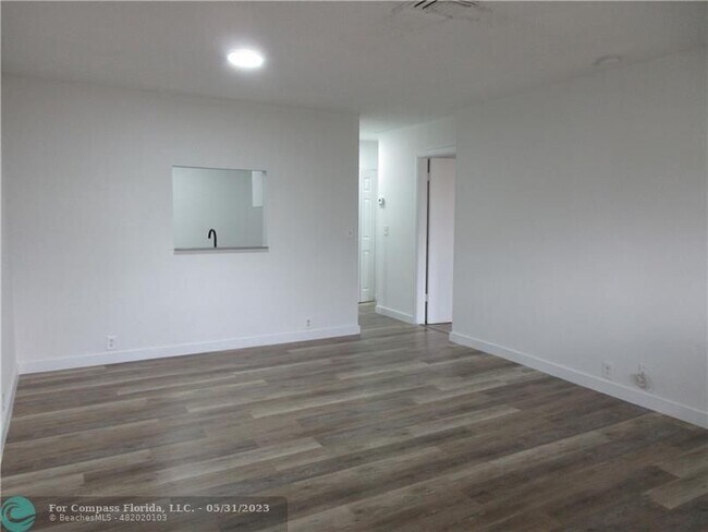 Foto del edificio - 4240 Woodside Dr