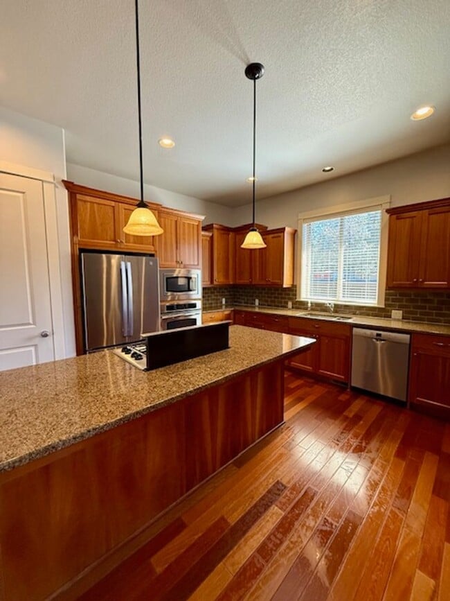 Building Photo - Stunning 4-Bedroom Aspen Rim Home in Bend!