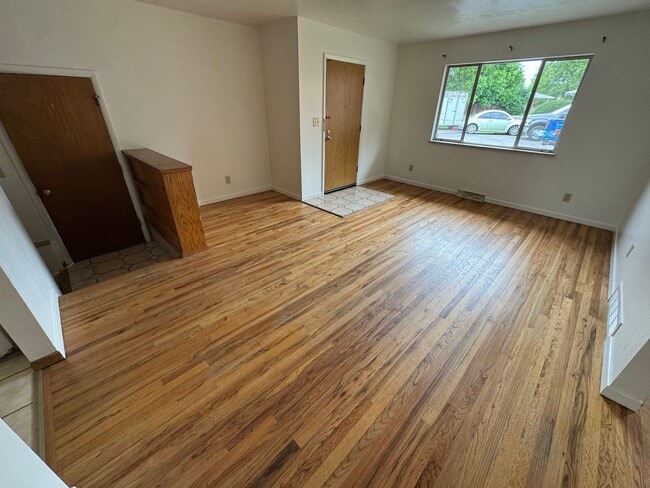 Foto del edificio - Spacious 3-Bed, 2-Bath Home with Included ...
