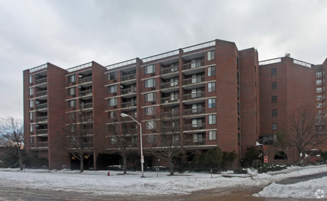 Foto principal - 777 N MacQuesten Pky