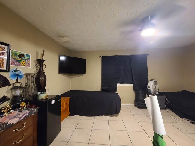 Building Photo - 16114 Mission Village Dr