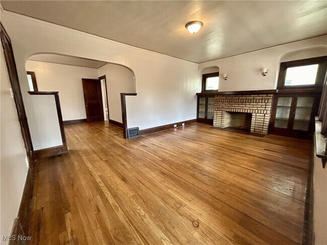 Building Photo - 1224 E 169th St