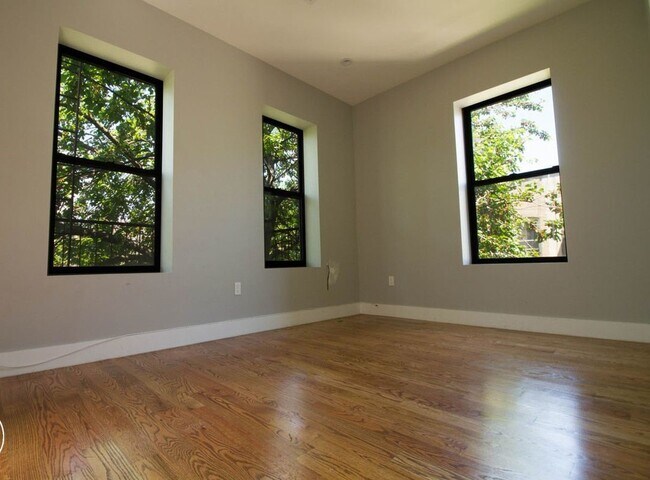 Foto del edificio - 104 Rogers Ave
