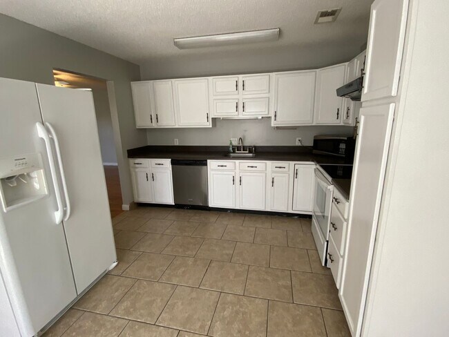 Building Photo - 722 Cindy Ln