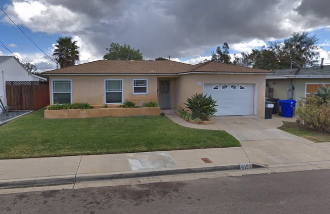 Building Photo - 5BD/2BA, Great Private Yard!