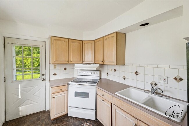 Building Photo - $1050month - 2 Bed 1 Bath in Roseville