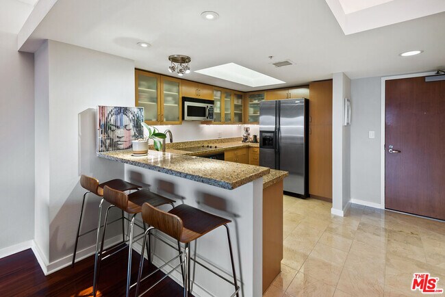 Building Photo - 13700 Marina Pointe Dr