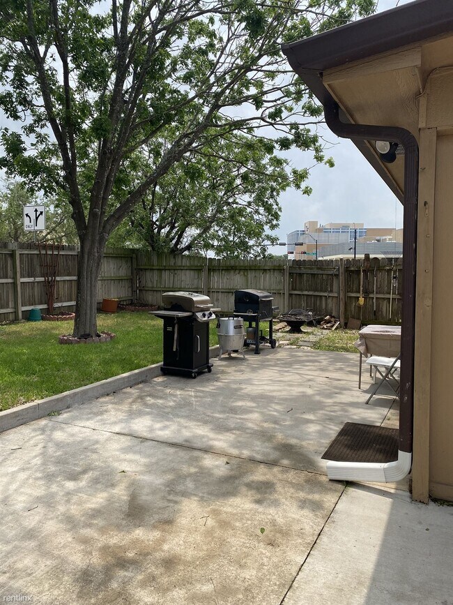 Building Photo - 2 br, 1 bath Townhome - 2818 Village Dr