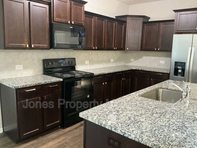 Foto del edificio - 616 Spencer Ln