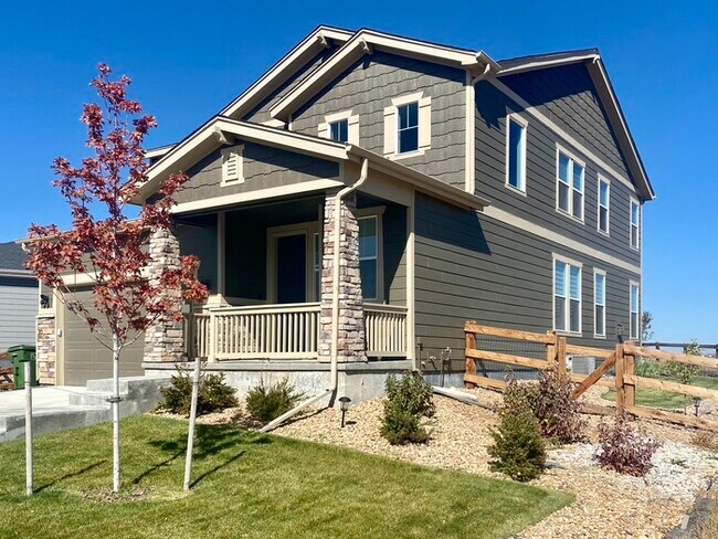 Building Photo - Immaculate Home in the Lakes at Centerra!