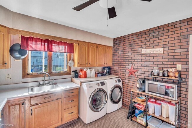 Foto del edificio - 1 br, 1 bath House - 10 Spruce Ln