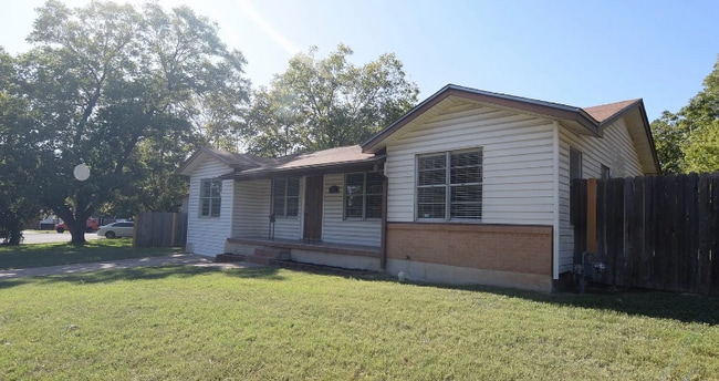 Foto del edificio - 311 Crockett Dr