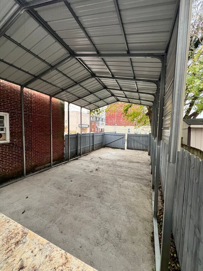 Foto del edificio - 5 Bedroom 1 Bath Home Available