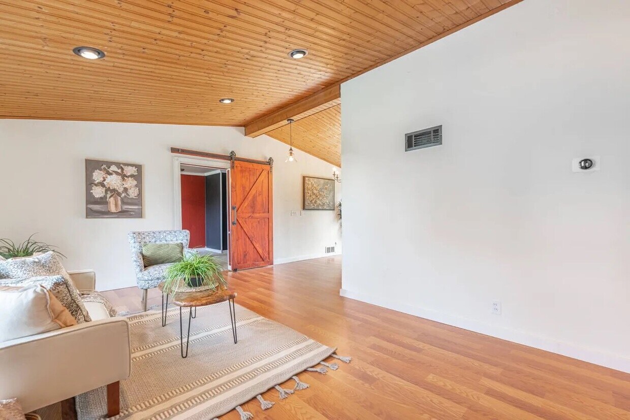 Foto del edificio - 4041 Rosehill Dr