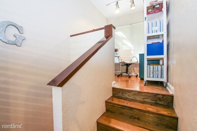 Building Photo - 2 br, 2 bath Townhome - 6123 Summer Creek Cir