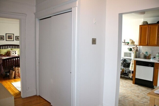 Building Photo - 2-bed 2nd floor SEPT