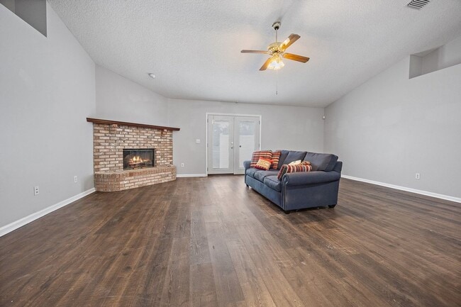 Building Photo - Gorgeous All-Brick San Jose Home!