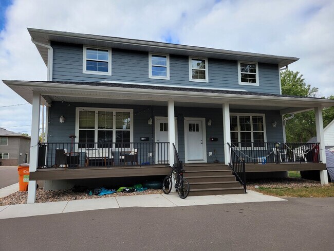 Foto del edificio - 5 Bed 3 Bath close to UWEC, bike trails, C...
