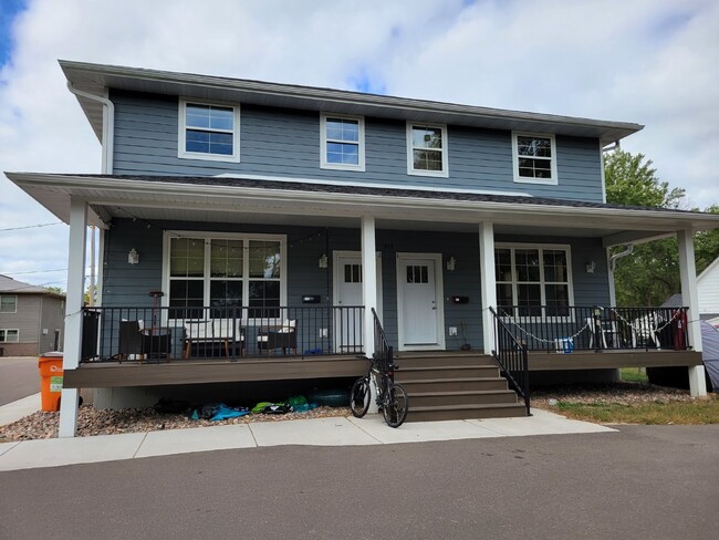 Building Photo - Superb 5 Bed 3 Bath close to UWEC, bike tr...