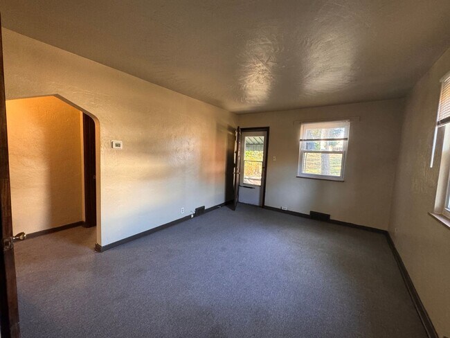 Building Photo - 2 Bedroom Single Family Home - Central AC ...