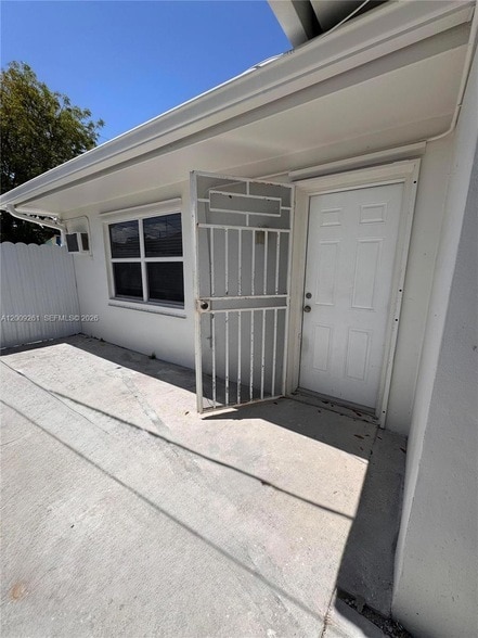 Photo - 606 SW 58th Court Unit 1