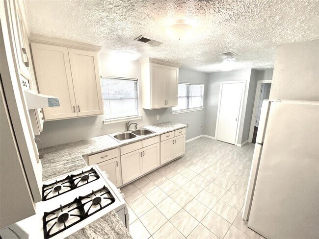 Building Photo - 3215 Elmridge St