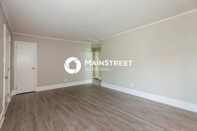Building Photo - 3 Bedroom Pet-Friendly Home in Charlotte, NC with Main Street Renewal
