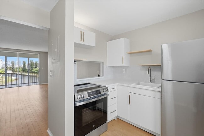 Building Photo - 2851 Leonard Dr