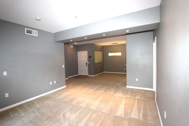 Building Photo - Light & Bright 2 bedroom 2 bathroom condo ...