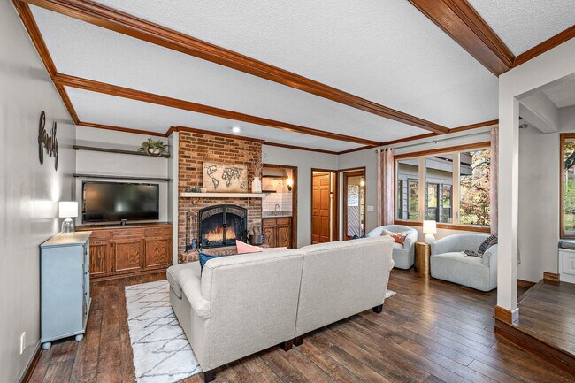 Foto del edificio - Stunning Remodeled 4BR Home w/ Pond View &...