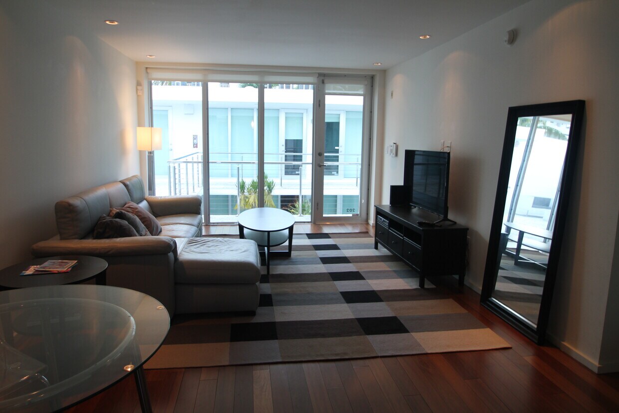Living area and entranceway - 1601 West Ave