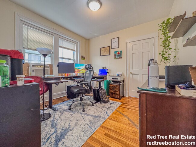 Building Photo - 244 Kelton St