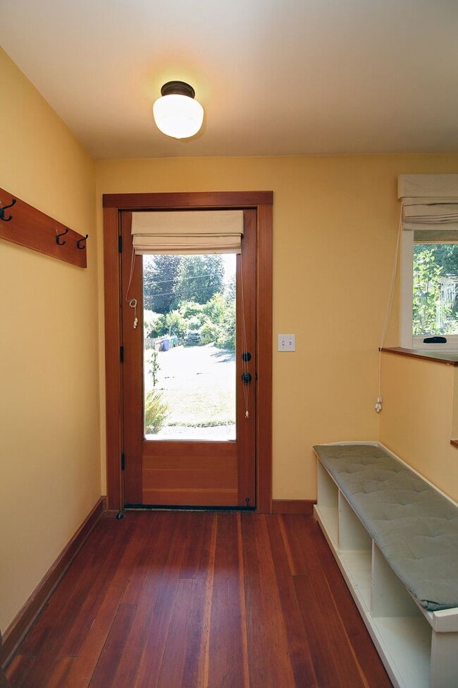 Building Photo - 9233 SW Brier Pl