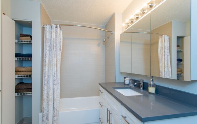 Building Photo - 573 N State St