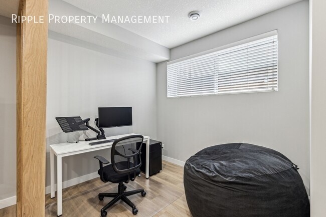 Photo du bâtiment - AMAZING 1 BED / 1 BATH LOWER LEVEL ONLY!