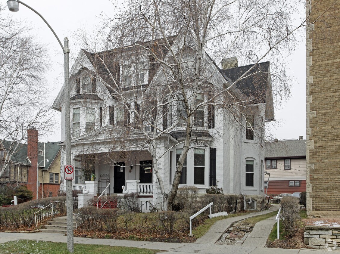 Building Photo - 1502-1504 E Royall Pl