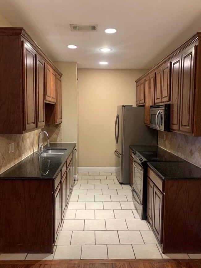 Building Photo - 1305 Halcyon Pl