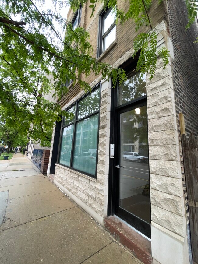 Building Photo - 846 N California Ave