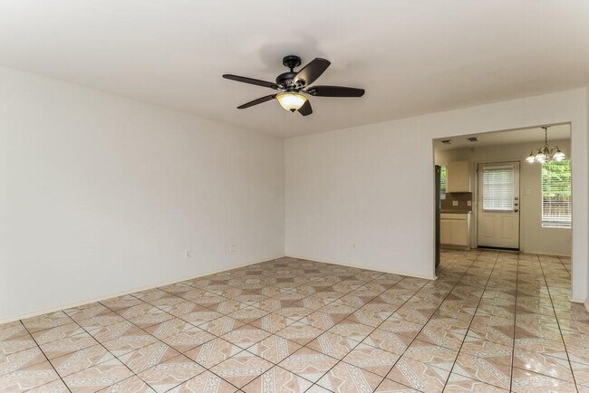 Foto del edificio - 2106 Falling Oaks Rd